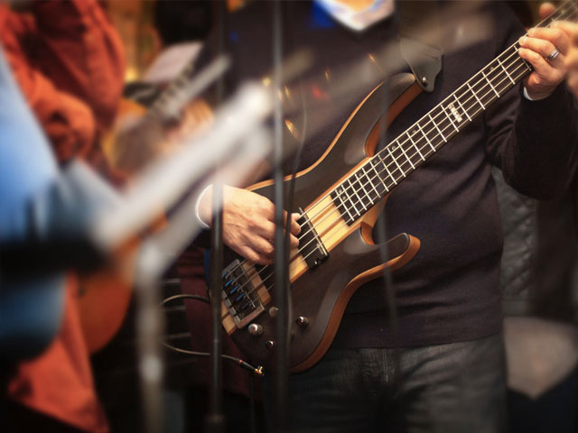 Ung mann spiller jazz