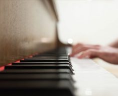 Mann klimprer på piano